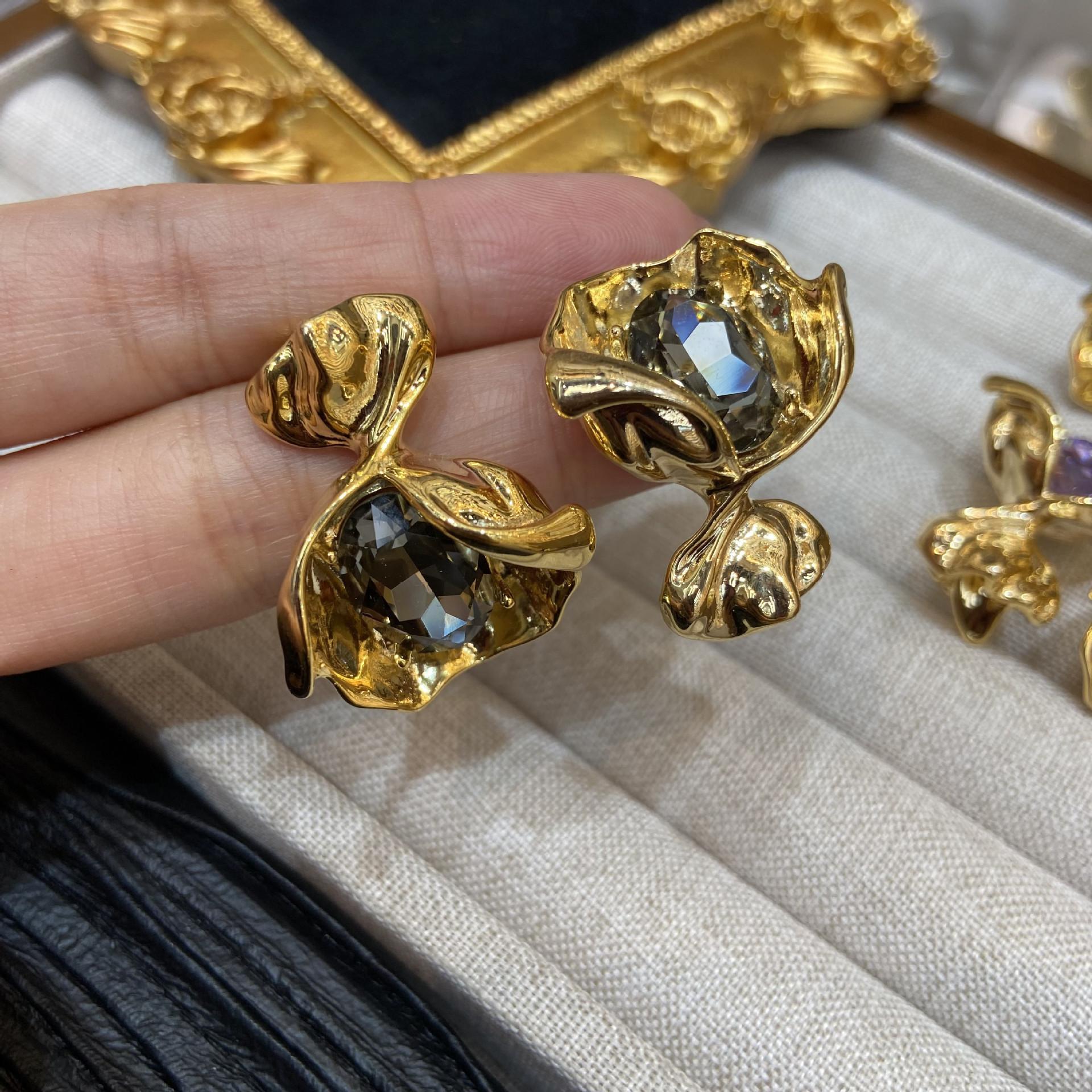 Японський і корейський креативний дизайн зморшкувата рука тримає букет сережки жіночі кольорові цукерки циркон солодкі круті сережки подарунок на день святого Валентина
Японський і корейський креативний дизайн зморшкувата рука тримає букет сережки жіночі кольорові цукерки циркон солодкі круті сережки подарунок на день святого Валентина