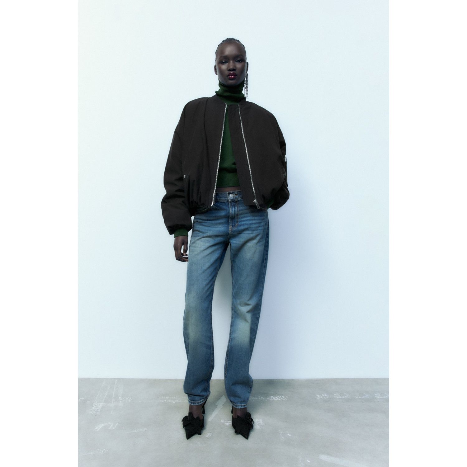 SUEDE HIGH-HEEL SHOES WITH FLORAL DETAIL
SUEDE HIGH-HEEL SHOES WITH FLORAL DETAIL