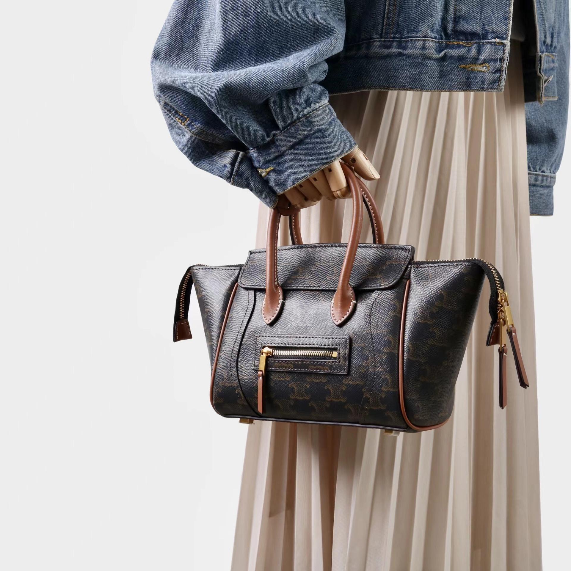 2025 New Fashionable Versatile Cowhide Smiling Face Hand-held Wing Bag Crossbody Commuting Niche Light Luxury Minimalist 21cm
2025 New Fashionable Versatile Cowhide Smiling Face Hand-held Wing Bag Crossbody Commuting Niche Light Luxury Minimalist 21cm