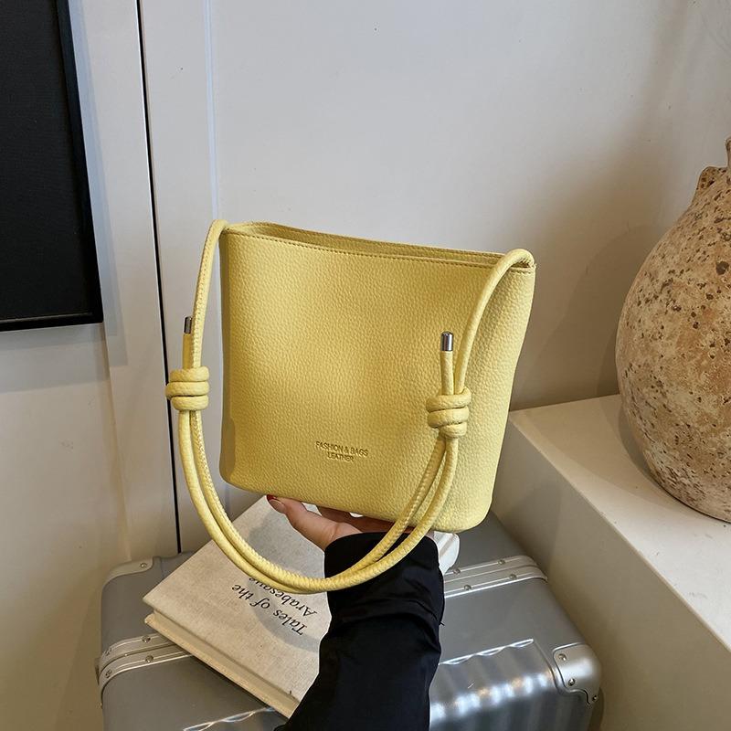 Fashion bucket bag women s new spring and summer versatile shoulder bag commuter messenger bag
Fashion bucket bag women s new spring and summer versatile shoulder bag commuter messenger bag