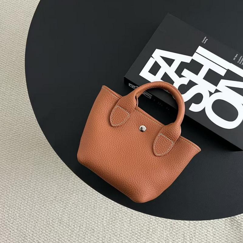 2026 New leather women s bag first layer cowhide togo leather simple mini vegetable basket bucket single shoulder oblique span bag 21*14*9cm (with inner bag + shoulder strap) золотий коричневий колір
2026 New leather women s bag first layer cowhide togo leather simple mini vegetable basket bucket single shoulder oblique span bag 21*14*9cm (with inner bag + shoulder strap) золотий коричневий колір