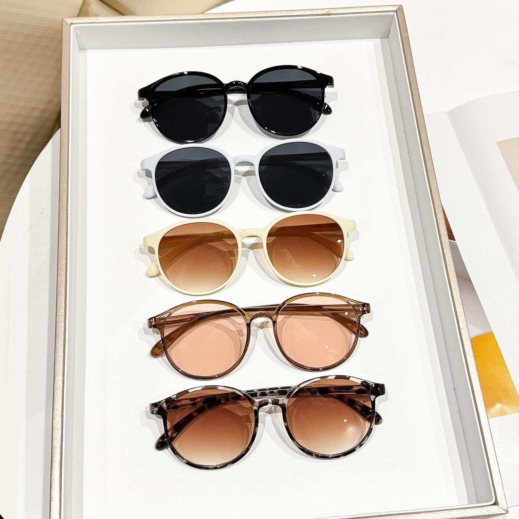 5Pcs Retro Fashion Round Frame Sunglasses, Multi-Color Classic Color Scheme, Suitable for Fashionable Outfits and Vacations
5Pcs Retro Fashion Round Frame Sunglasses, Multi-Color Classic Color Scheme, Suitable for Fashionable Outfits and Vacations