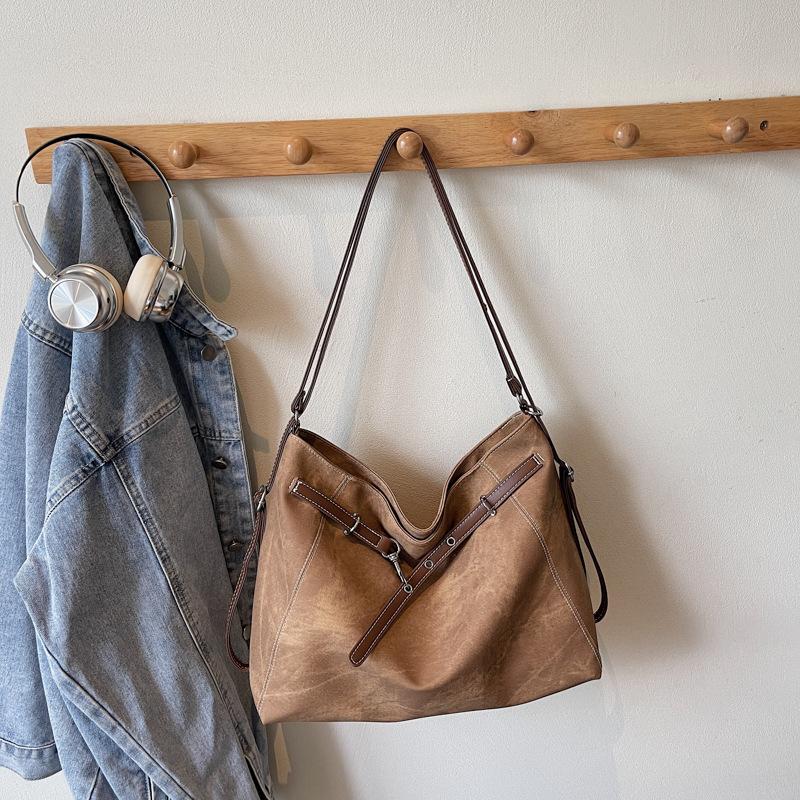 Tote bag women s large-capacity 2025 autumn new foreign-style retro high-value shoulder bag commuter oblique span bag
Tote bag women s large-capacity 2025 autumn new foreign-style retro high-value shoulder bag commuter oblique span bag