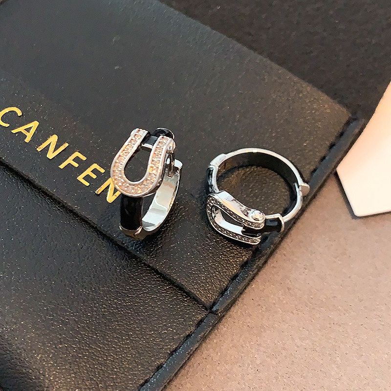 Black Gemstone Hoop Earrings 2026 New Popular Earrings Light Luxury High-End European and American Niche Horseshoe Buckle Earrings Silver
Black Gemstone Hoop Earrings 2026 New Popular Earrings Light Luxury High-End European and American Niche Horseshoe Buckle Earrings Silver