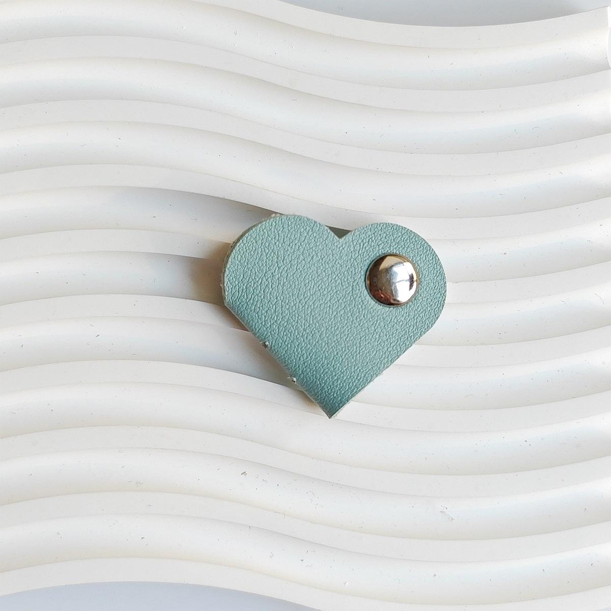 Кожаный органайзер для кабеля в форме сердца, держатель для шнура наушников, система управления кабелями для наушников и зарядных устройств зелёный
Кожаный органайзер для кабеля в форме сердца, держатель для шнура наушников, система управления кабелями для наушников и зарядных устройств зелёный