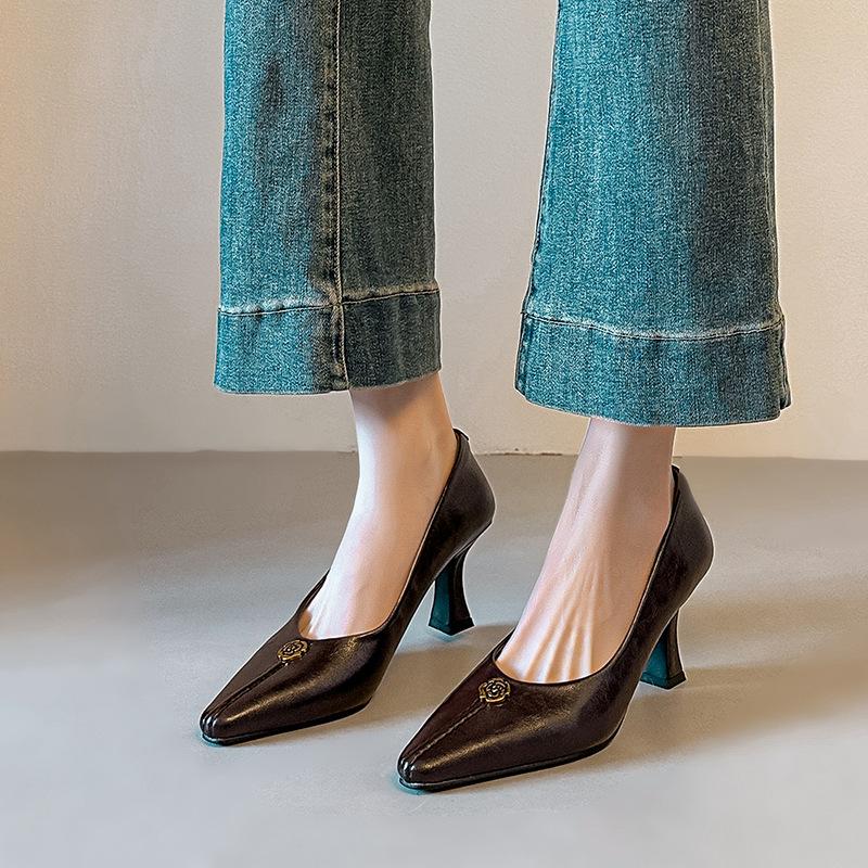 Soft Leather Low-heeled Women s New Style Pointed-toe High-heeled Single Shoes 40 коричневий
Soft Leather Low-heeled Women s New Style Pointed-toe High-heeled Single Shoes 40 коричневий