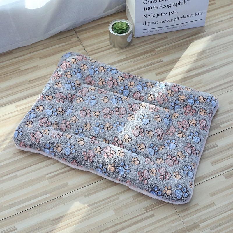 Thickened Coral Fleece Pet Bed: Plush Blanket Mat for Cats and Dogs Size 1 (35x29 cm)
Thickened Coral Fleece Pet Bed: Plush Blanket Mat for Cats and Dogs Size 1 (35x29 cm)