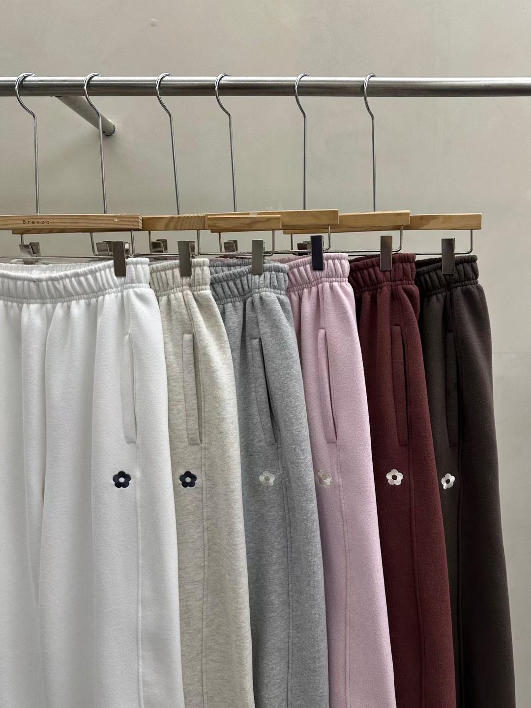 BREEZE 2025 A/W Women s Loose Fleece-Lined Sweatpants with Floral Embroidery Light Gray
BREEZE 2025 A/W Women s Loose Fleece-Lined Sweatpants with Floral Embroidery Light Gray