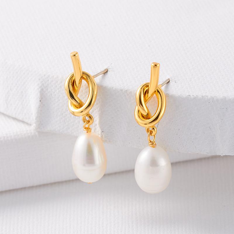 French retro baroque special-shaped pearl knotted stud earrings for women 925 silver needles vitage temperament versatile earrings for women
French retro baroque special-shaped pearl knotted stud earrings for women 925 silver needles vitage temperament versatile earrings for women