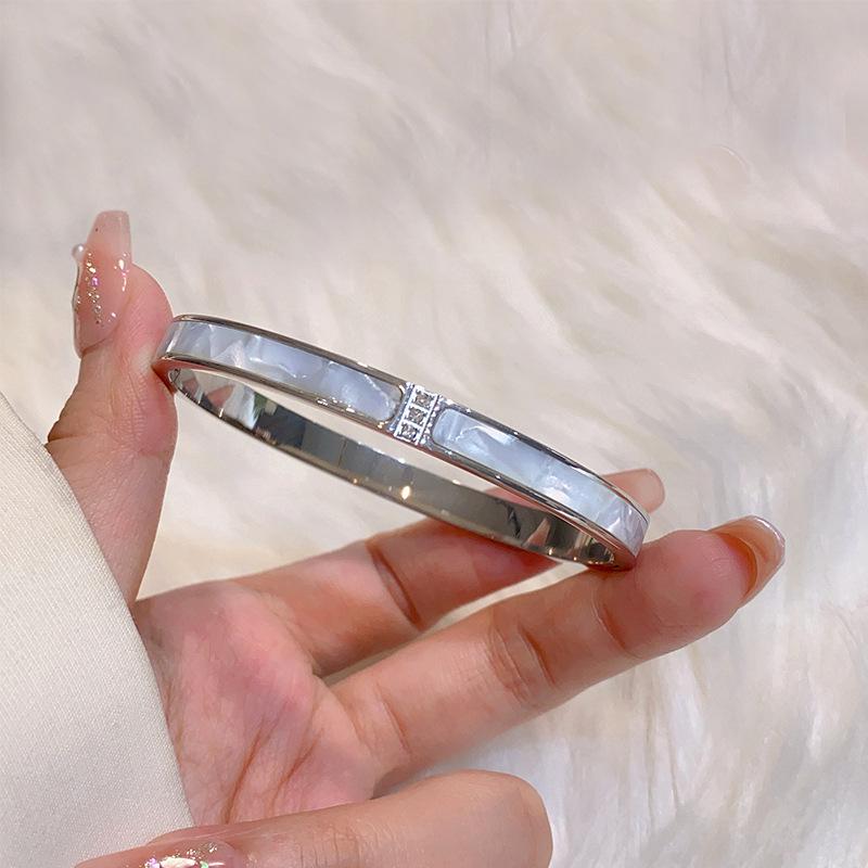 Изысканный браслет из гипсофилы: Женские украшения высокого класса из титановой стали, не тускнеющие
Изысканный браслет из гипсофилы: Женские украшения высокого класса из титановой стали, не тускнеющие