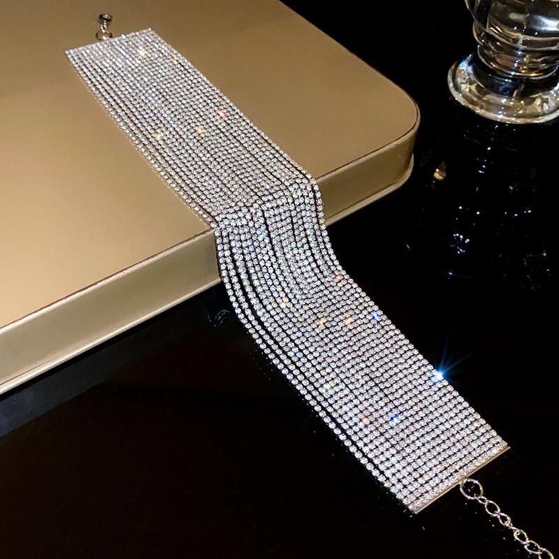 Elegant Multi-Layer Diamond-Inlaid Clavicle Necklace: Luxurious, Versatile, and Fashionable.
Elegant Multi-Layer Diamond-Inlaid Clavicle Necklace: Luxurious, Versatile, and Fashionable.