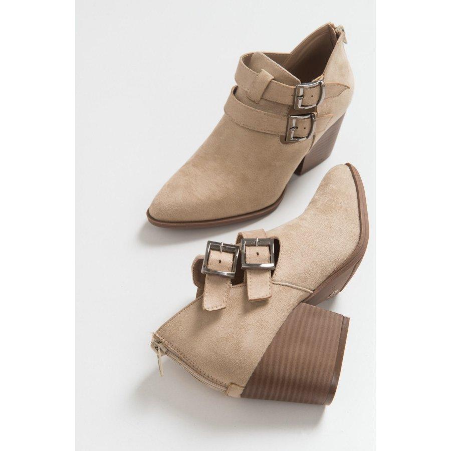 Женские замшевые сапоги на каблуке с острым носком 
Женские замшевые сапоги на каблуке с острым носком