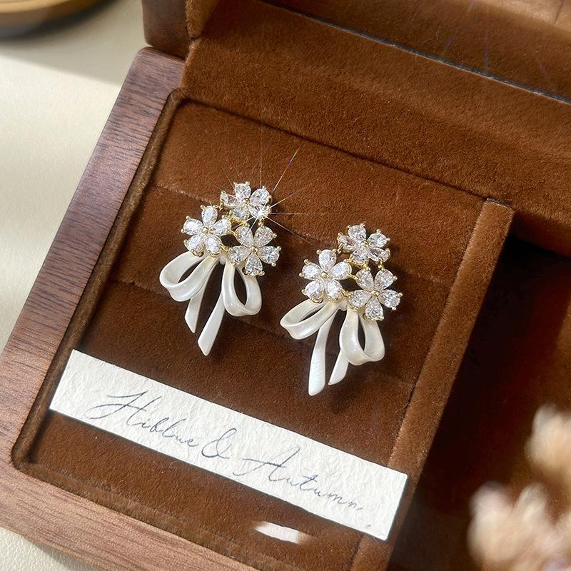 Flower bow stud earrings French elegant versatile earrings light luxury high temperament earrings
Flower bow stud earrings French elegant versatile earrings light luxury high temperament earrings