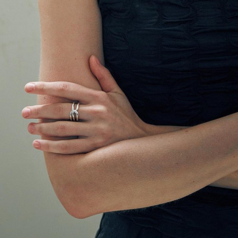 Verte Cinq.silver.224 Reeve Ring Single option
Verte Cinq.silver.224 Reeve Ring Single option