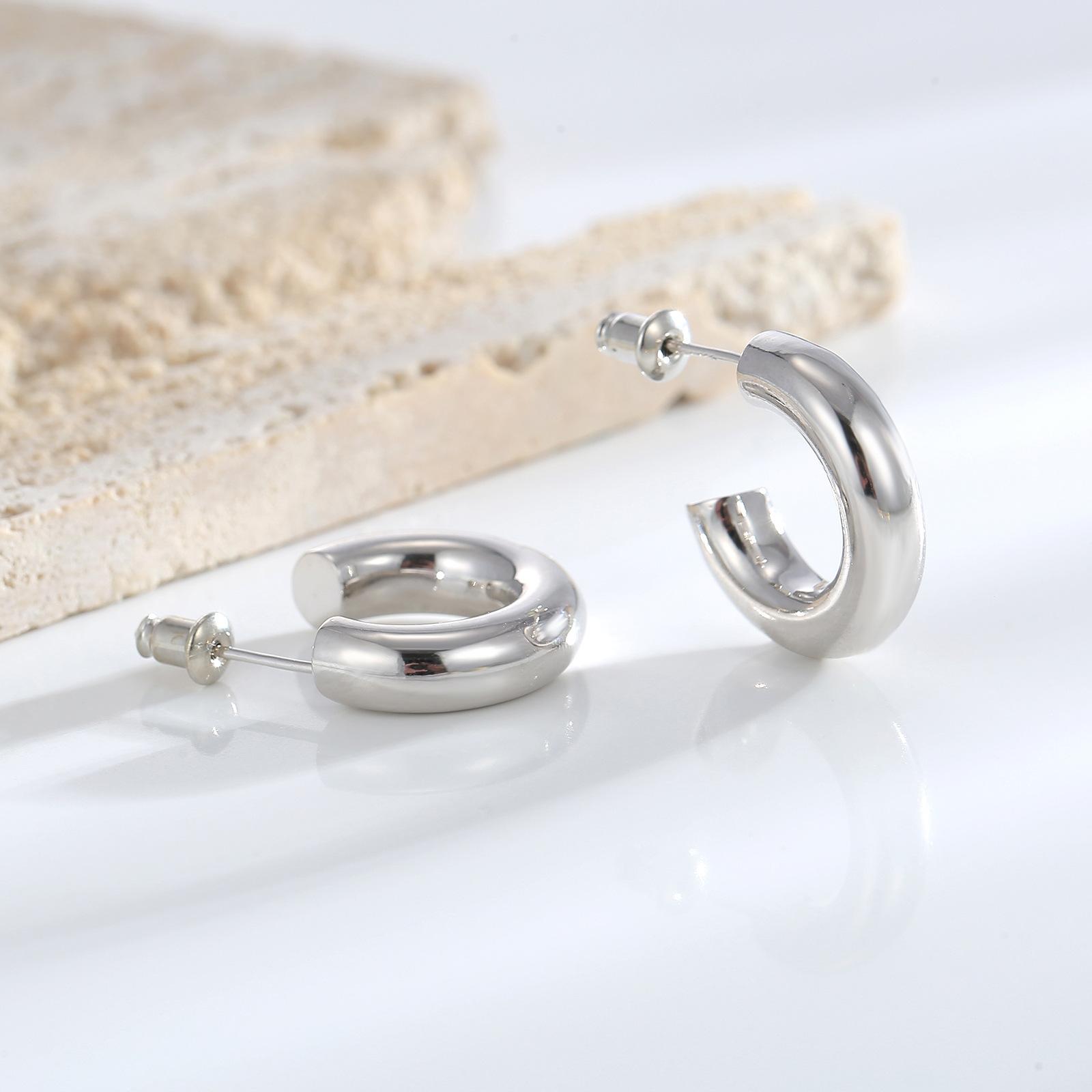 Геометрические прямоугольные серьги-клипсы 2025 новый популярный женский персонализированный универсальный нишевый дизайн серьги премиум-класса
Геометрические прямоугольные серьги-клипсы 2025 новый популярный женский персонализированный универсальный нишевый дизайн серьги премиум-класса