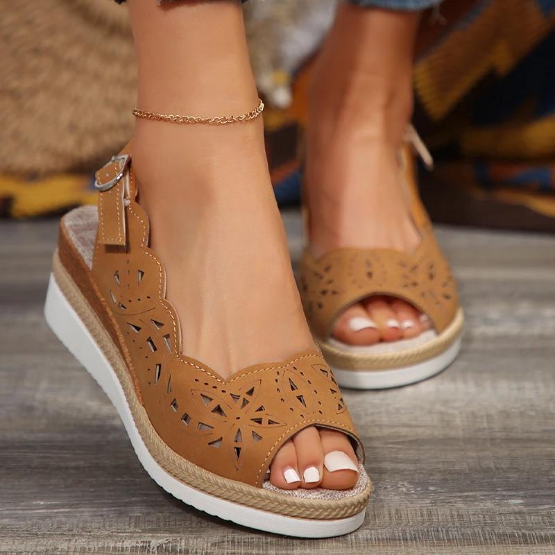 Женские сандалии на танкетке, уютная обувь на платформе, прогулочные неглубокие тапочки с открытым носком, новые летние шлепанцы, уличные модельные шлепанцы Mujer
Женские сандалии на танкетке, уютная обувь на платформе, прогулочные неглубокие тапочки с открытым носком, новые летние шлепанцы, уличные модельные шлепанцы Mujer
