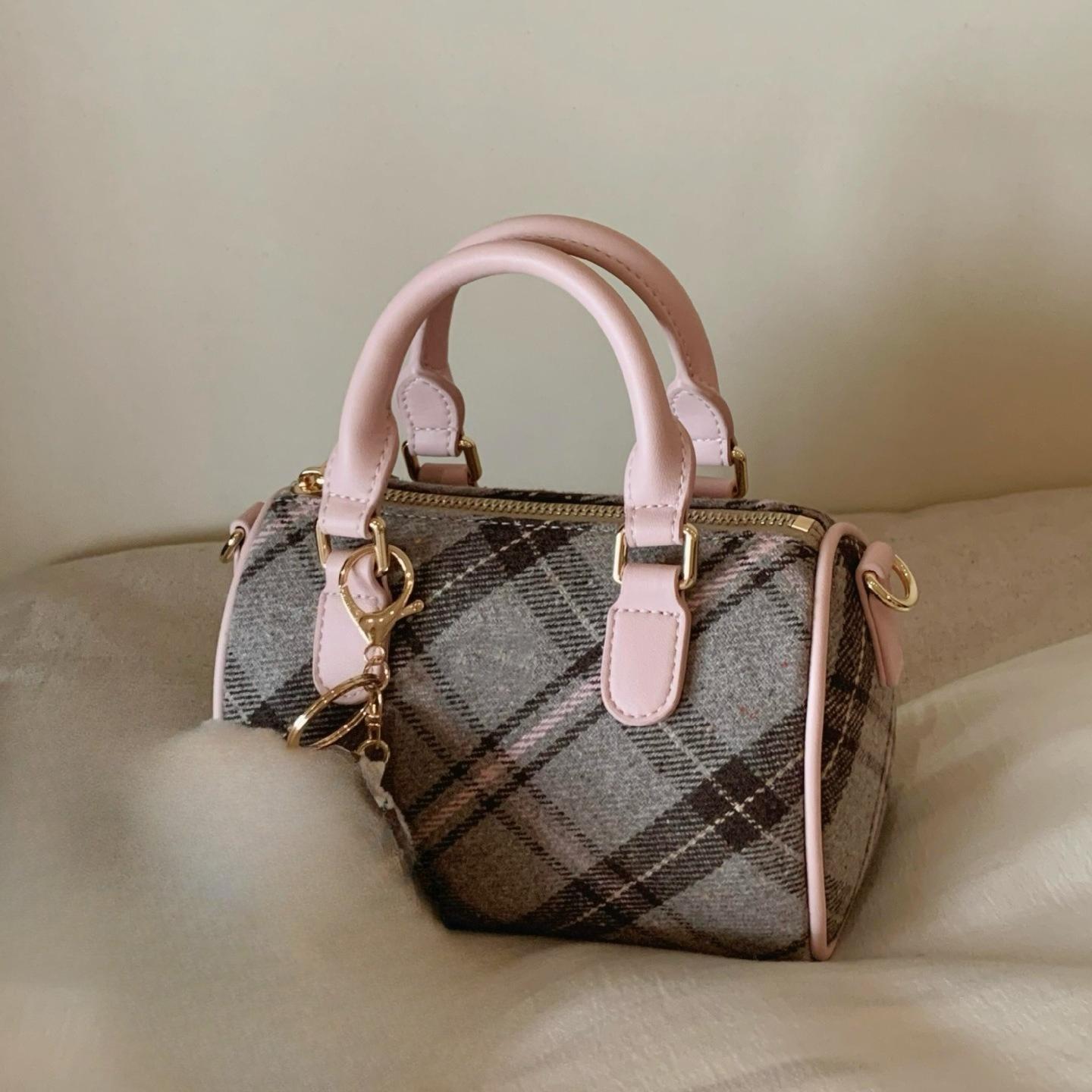 Мінімалістична бостонська сумочка з нішевим дизайном, універсальна маленька сумка через плече та сумка кросбоді without pendant рожевий
Мінімалістична бостонська сумочка з нішевим дизайном, універсальна маленька сумка через плече та сумка кросбоді without pendant рожевий