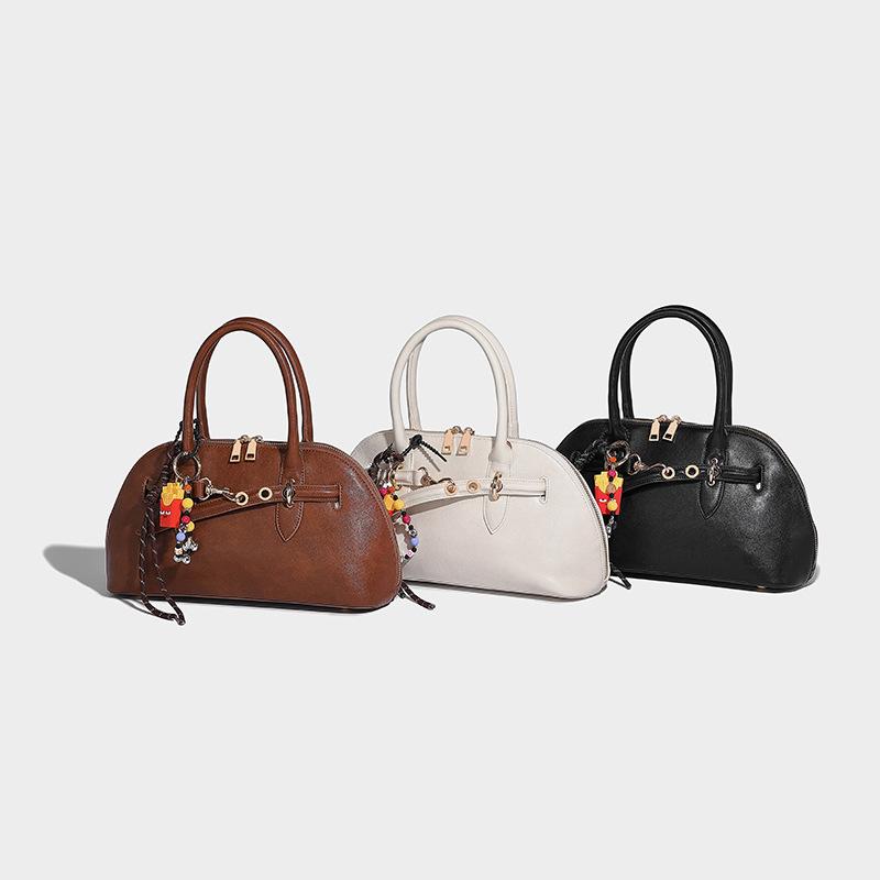 The same retro versatile letter handbag, one shoulder underarm bag, messenger bag, women s bag, new model. білий
The same retro versatile letter handbag, one shoulder underarm bag, messenger bag, women s bag, new model. білий