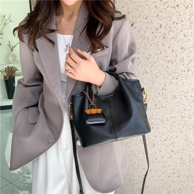 Retro niche handbag bag women s new high-end commuting large-capacity shoulder messenger bag mother and child bag 26*12*23*6
Retro niche handbag bag women s new high-end commuting large-capacity shoulder messenger bag mother and child bag 26*12*23*6