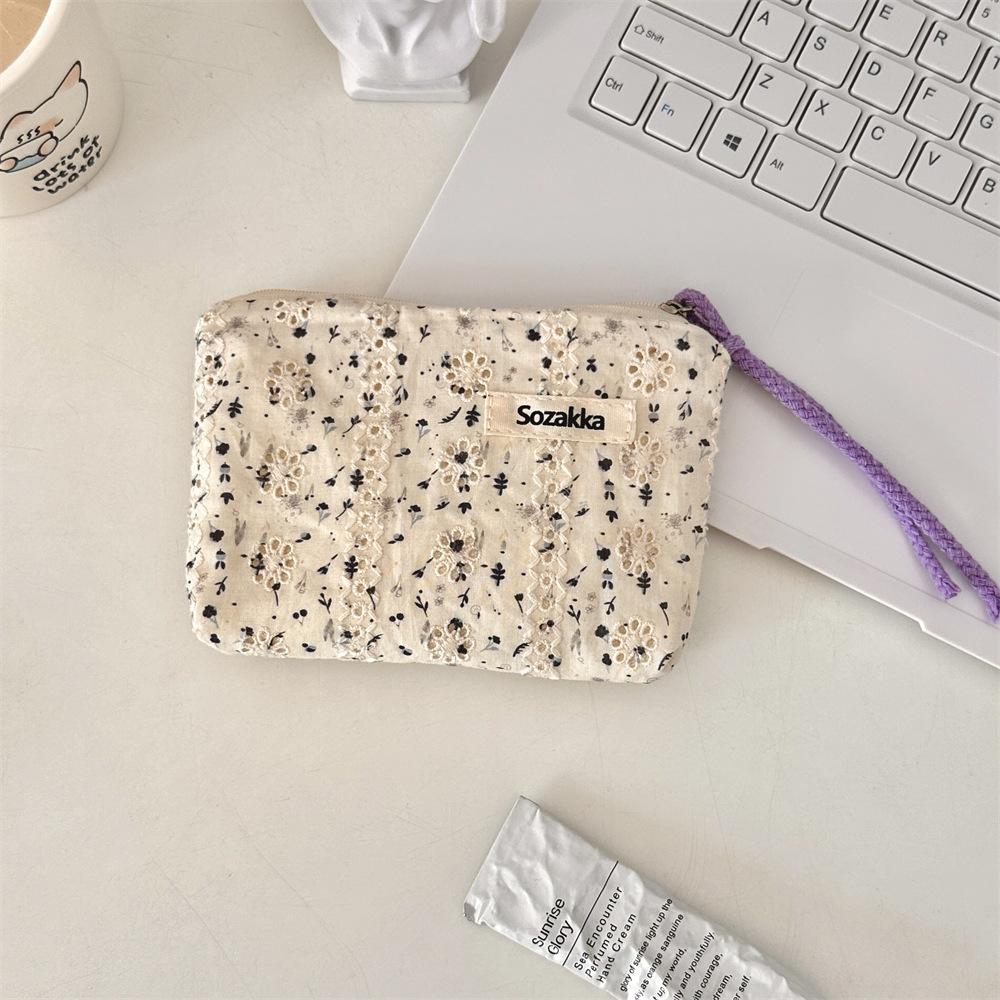 Маленькая цветочная косметичка: Портативный клатч для хранения косметики с застежкой-молнией для помады цветочный/чёрный
Маленькая цветочная косметичка: Портативный клатч для хранения косметики с застежкой-молнией для помады цветочный/чёрный