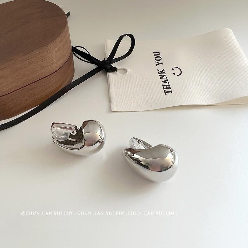 Metal wind without earholes, gold earrings, advanced sense ins personality exaggerated water droplets, hollow mosquito coil disc ear clips
Metal wind without earholes, gold earrings, advanced sense ins personality exaggerated water droplets, hollow mosquito coil disc ear clips