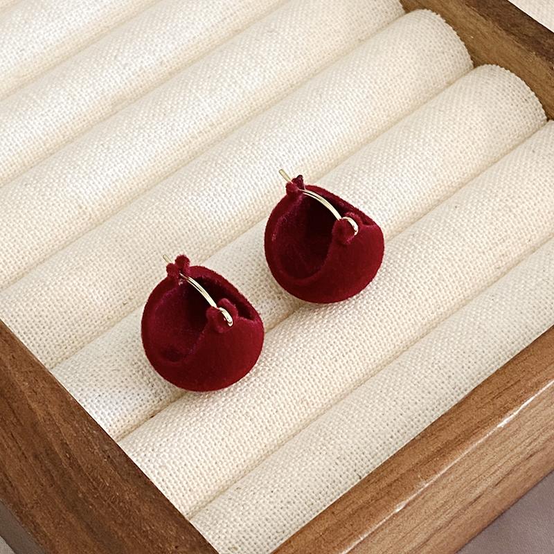 Korean Autumn and Winter Seasons Fashion Design Flocked Round Ball Earrings 2026 New Year Party Jewelry For Women s Accessories вино красного
Korean Autumn and Winter Seasons Fashion Design Flocked Round Ball Earrings 2026 New Year Party Jewelry For Women s Accessories вино красного