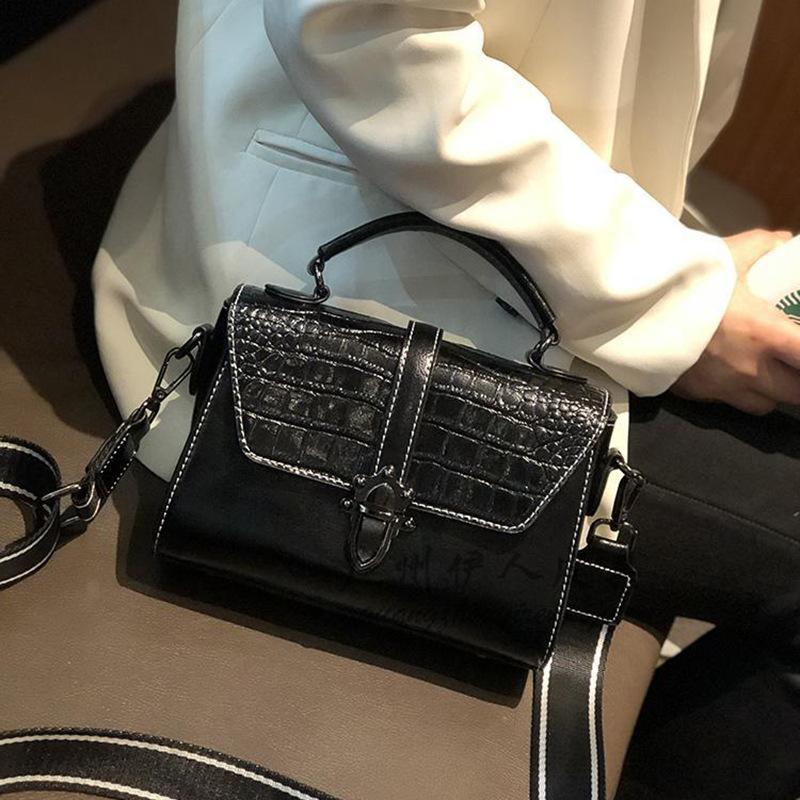 Летняя мода и универсальная женская сумка, одноплечная сумка из текстурированной кожи и нишевого дизайна, сумка-флип кроссбоди 20.5*9*14 чёрный
Летняя мода и универсальная женская сумка, одноплечная сумка из текстурированной кожи и нишевого дизайна, сумка-флип кроссбоди 20.5*9*14 чёрный