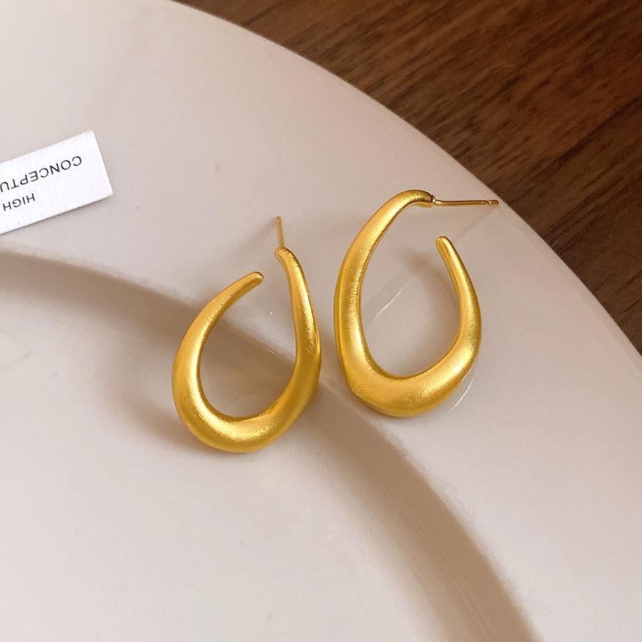 European and American retro silver needle twisted oval pendant stud earrings simple fashion exquisite earrings light luxury high-end earrings
European and American retro silver needle twisted oval pendant stud earrings simple fashion exquisite earrings light luxury high-end earrings