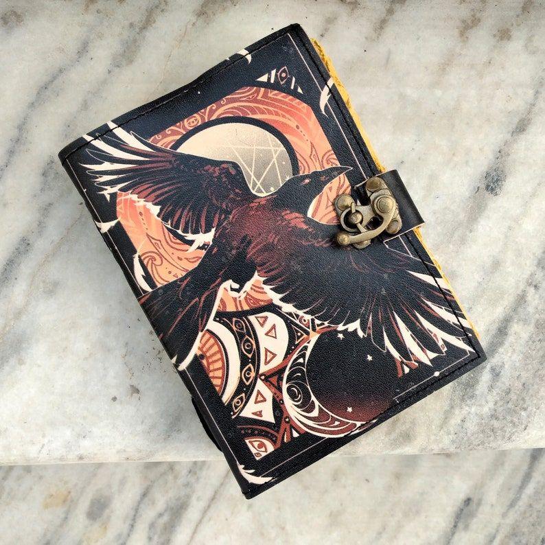 Винтажный вдохновленный блокнот ручной работы из кожи, дневник, тетрадь, скетчбук, 200 страниц с состаренными краями и эстетичным дизайном птицы и C-замком 7 x 5 in
Винтажный вдохновленный блокнот ручной работы из кожи, дневник, тетрадь, скетчбук, 200 страниц с состаренными краями и эстетичным дизайном птицы и C-замком 7 x 5 in