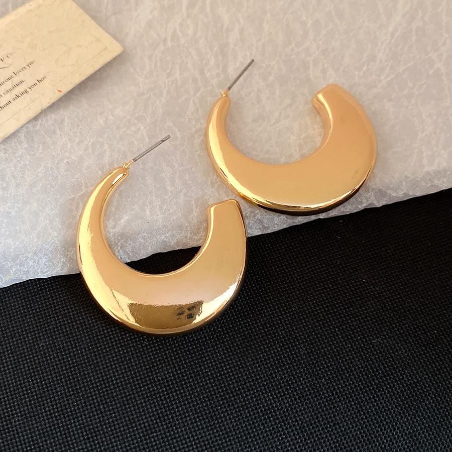 Steel needle metal simple smooth C-shaped earrings European and American retro personalized design earrings light luxury high-end earrings
Steel needle metal simple smooth C-shaped earrings European and American retro personalized design earrings light luxury high-end earrings
