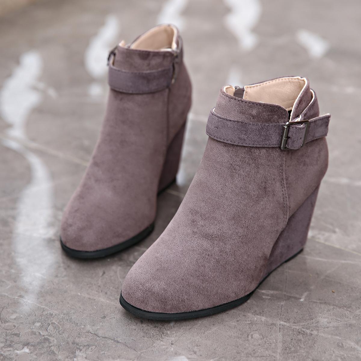Британские замшевые ботинки Мартин на толстом каблуке женские осень 2025 новая корейская версия острый носок пряжка на ремне толстый каблук короткие ботинки женские 43 серый
Британские замшевые ботинки Мартин на толстом каблуке женские осень 2025 новая корейская версия острый носок пряжка на ремне толстый каблук короткие ботинки женские 43 серый