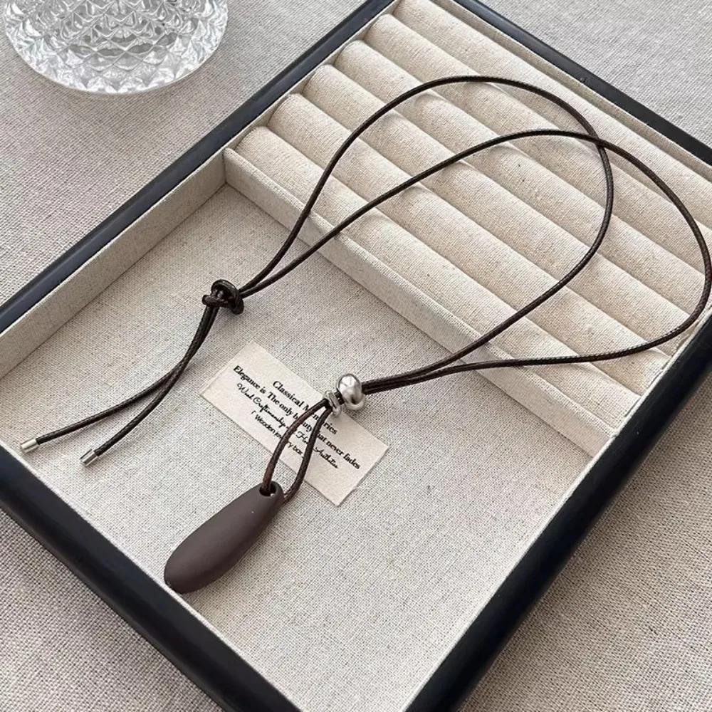 Simple Metal Pendant Geometric Adjustable Sweater Chain Water Drop Shaped Black Rope Long Rope Chain Clothing Accessory коричневий
Simple Metal Pendant Geometric Adjustable Sweater Chain Water Drop Shaped Black Rope Long Rope Chain Clothing Accessory коричневий