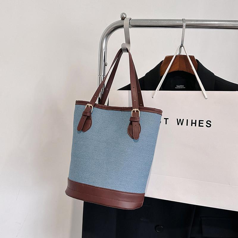 Fashionable Blue Denim Bucket Shoulder Bag For Women Perfect For Daily Use світло-синій колір
Fashionable Blue Denim Bucket Shoulder Bag For Women Perfect For Daily Use світло-синій колір