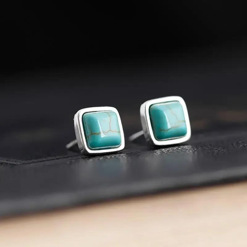 Дизайнерские новые оригинальные ретро китайские инкрустированные бирюзовые квадратные серьги-гвоздики для женщин Изысканные маленькие простые женские украшения
Дизайнерские новые оригинальные ретро китайские инкрустированные бирюзовые квадратные серьги-гвоздики для женщин Изысканные маленькие простые женские украшения