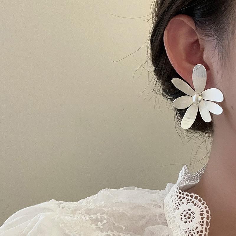 Metal wind temperament flower stud earrings ins individual cold wind earrings women s niche design high-end earrings
Metal wind temperament flower stud earrings ins individual cold wind earrings women s niche design high-end earrings