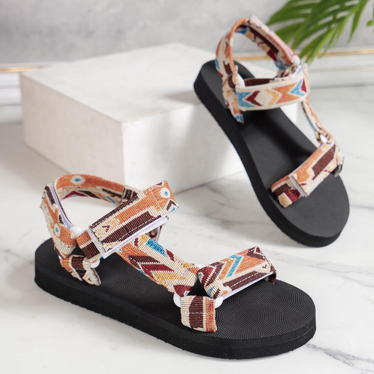 Women Shoes Thick soled Beach Sandals Outdoor fashion Slippers Large Size Casual comfortable Sandals Summer Flat 36
Women Shoes Thick soled Beach Sandals Outdoor fashion Slippers Large Size Casual comfortable Sandals Summer Flat 36