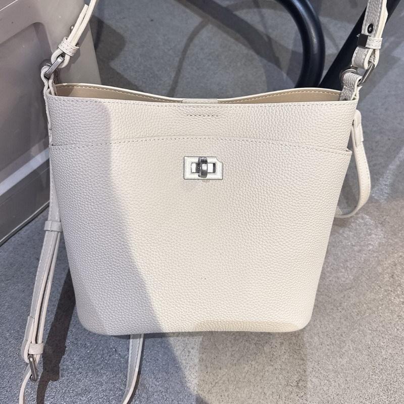 New high-end cowhide leather bucket bag lock underarm bag shoulder messenger bag vegetable basket bag female 20cm*10cm*19cm
New high-end cowhide leather bucket bag lock underarm bag shoulder messenger bag vegetable basket bag female 20cm*10cm*19cm