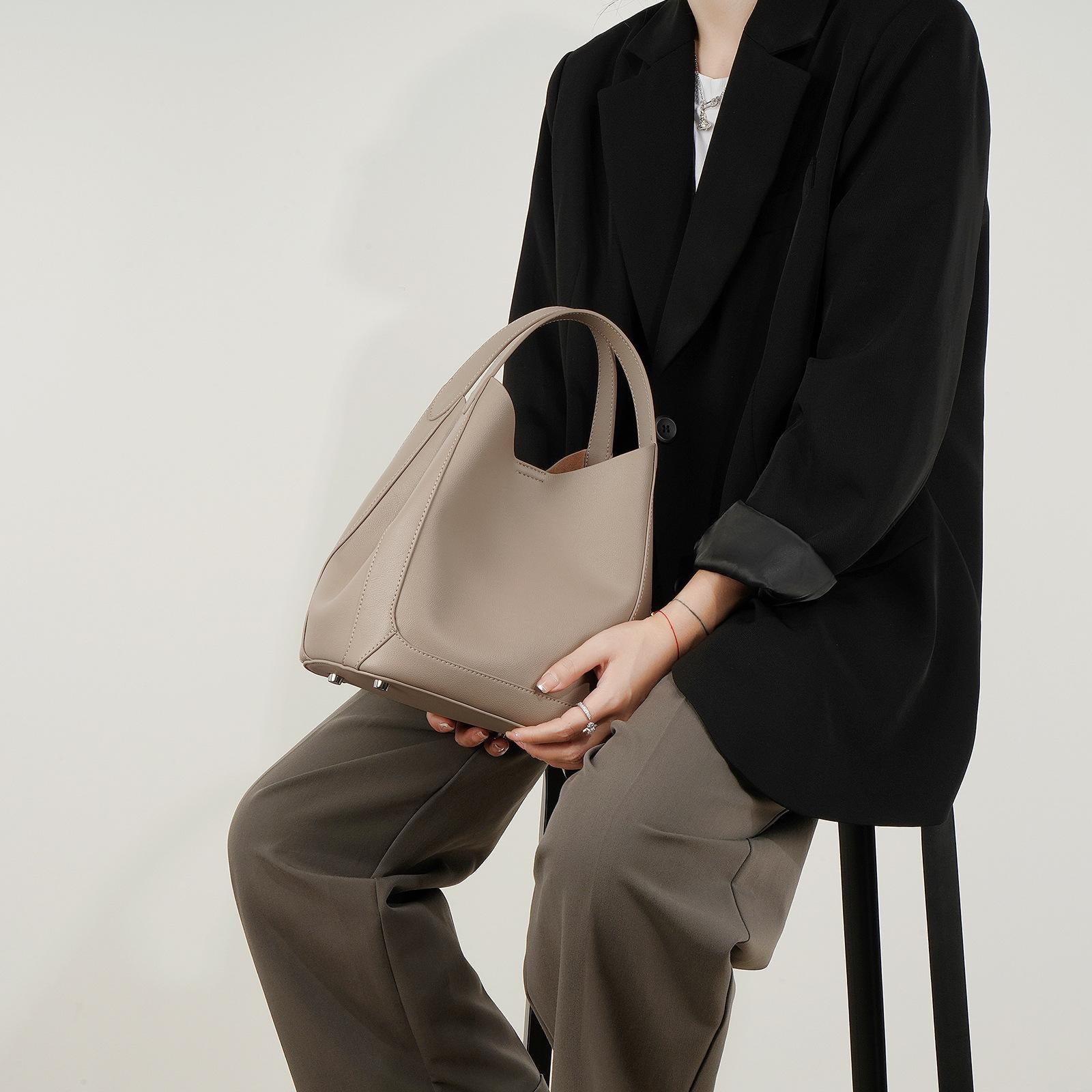 Bucket bag women s 2025 new one-shoulder messenger large-capacity premium niche child and mother bag cowhide commuter vegetable basket bag чорний
Bucket bag women s 2025 new one-shoulder messenger large-capacity premium niche child and mother bag cowhide commuter vegetable basket bag чорний