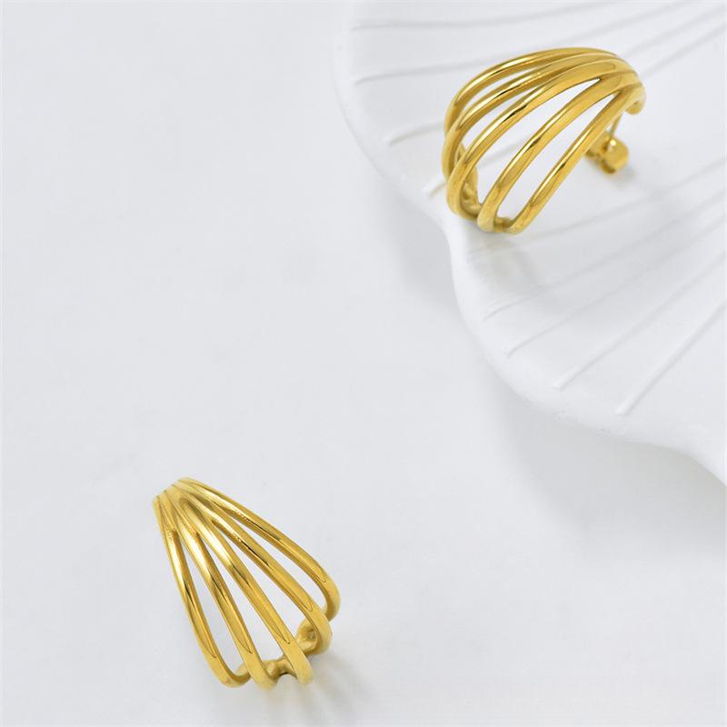 Ретро высококачественные полые серьги-гвоздики из титановой стали с полосками, нишевый дизайн, не выцветающие женские серьги в форме буквы С
Ретро высококачественные полые серьги-гвоздики из титановой стали с полосками, нишевый дизайн, не выцветающие женские серьги в форме буквы С