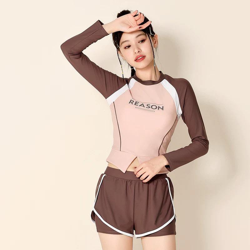 Women s Two-Piece Long-Sleeve Sporty Swimsuit with Tummy Control and Sun Protection Wholesale One Size
Women s Two-Piece Long-Sleeve Sporty Swimsuit with Tummy Control and Sun Protection Wholesale One Size
