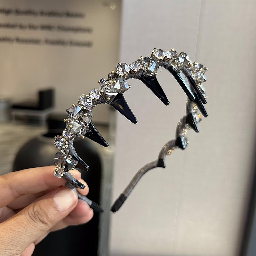 1Pcs Durable Toothed Rhinestone Headband Simple Elegant Women Hair Band Vintage Anti-Slip Hair Accessories for Ladies Girls
1Pcs Durable Toothed Rhinestone Headband Simple Elegant Women Hair Band Vintage Anti-Slip Hair Accessories for Ladies Girls