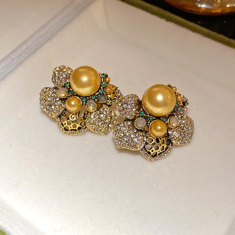 Medieval vintage silver needle with diamonds pearl flower stud earrings exquisite light luxury earrings niche high-end earrings women
Medieval vintage silver needle with diamonds pearl flower stud earrings exquisite light luxury earrings niche high-end earrings women