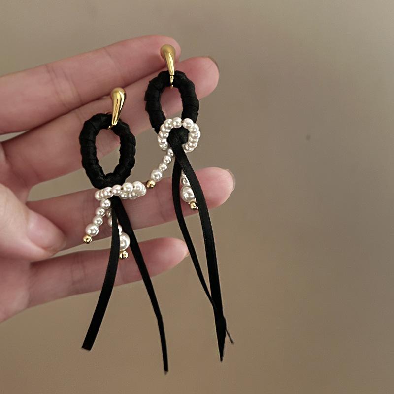 Pearl round streamer fringed earrings fashion unique design stud earrings high sense personality niche earrings women
Pearl round streamer fringed earrings fashion unique design stud earrings high sense personality niche earrings women
