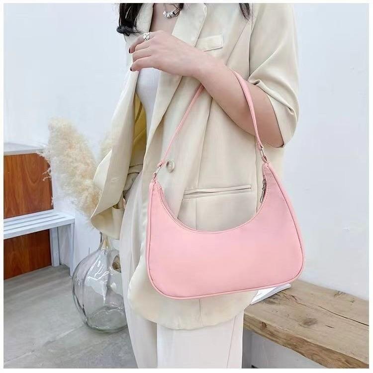 Spring New Fashion Solid Color Shoulder Bag for Women, Lightweight Commuting Underarm Handbag, Versatile Horn Shape Crossbody Bag CLE рожевий
Spring New Fashion Solid Color Shoulder Bag for Women, Lightweight Commuting Underarm Handbag, Versatile Horn Shape Crossbody Bag CLE рожевий