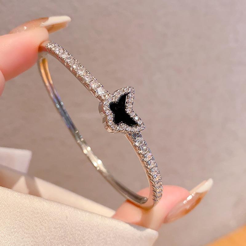 Environmentally friendly copper AAA zircon butterfly love bracelet bracelet, butterfly pattern high-end jewelry wholesale білий
Environmentally friendly copper AAA zircon butterfly love bracelet bracelet, butterfly pattern high-end jewelry wholesale білий