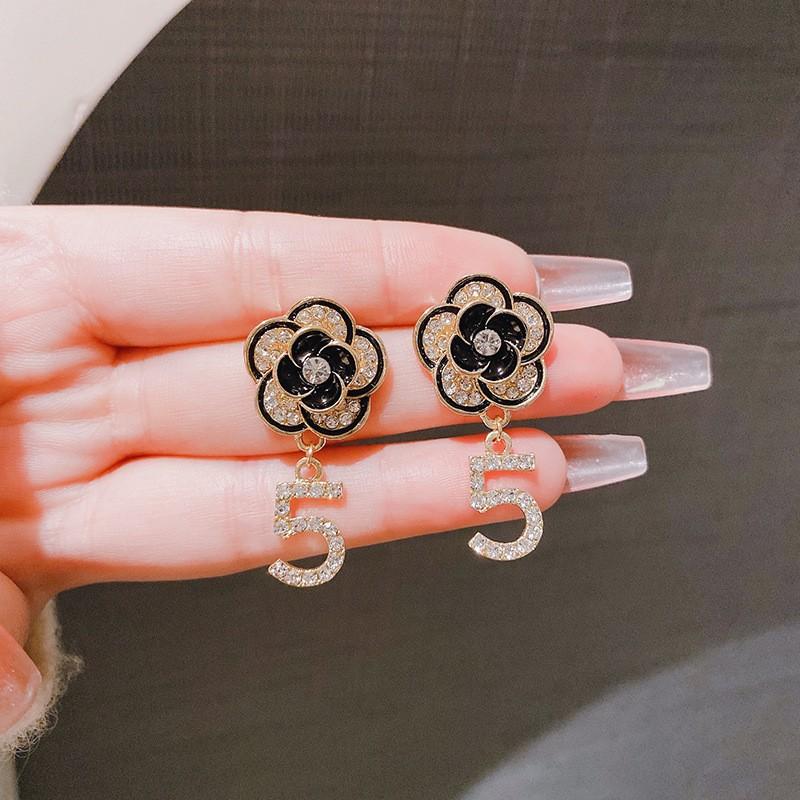 Новые винтажные цифровые серьги Camellia, легкие, роскошные, элегантные, серебряные, украшенные иглами, модные женские украшения
Новые винтажные цифровые серьги Camellia, легкие, роскошные, элегантные, серебряные, украшенные иглами, модные женские украшения