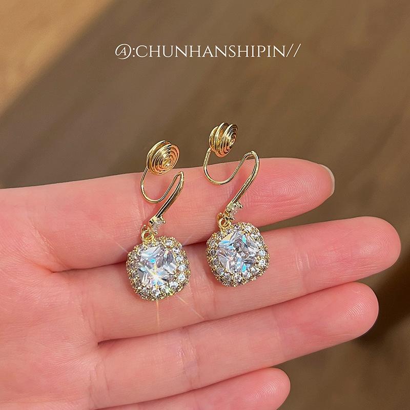 Ear clips without ear holes~ K real gold and copper micro-inlaid zircon earrings, fashionable light luxury high-end earrings, long ear hooks.
Ear clips without ear holes~ K real gold and copper micro-inlaid zircon earrings, fashionable light luxury high-end earrings, long ear hooks.