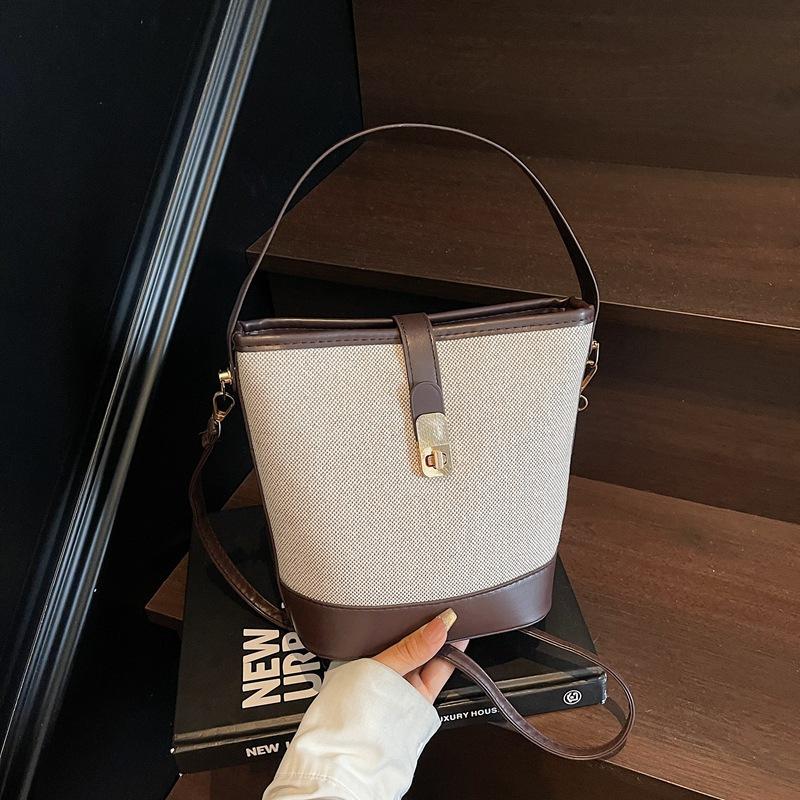 Простое и модное чувство дизайна новая корейская версия сумка-ведро женская матовая высококачественная текстура темперамент универсальная сумка-мессенджер
Простое и модное чувство дизайна новая корейская версия сумка-ведро женская матовая высококачественная текстура темперамент универсальная сумка-мессенджер