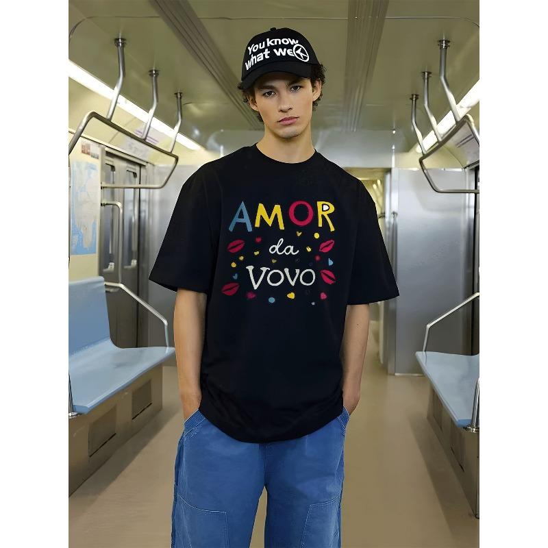 Trendy Oversized Graphic Tee for Men Featuring Colorful AMOR Da Vovo Lettering, Red Lips, Heart Shapes, And Dot Patterns, Perfect for Casual Wear 4XL чорний
Trendy Oversized Graphic Tee for Men Featuring Colorful AMOR Da Vovo Lettering, Red Lips, Heart Shapes, And Dot Patterns, Perfect for Casual Wear 4XL чорний