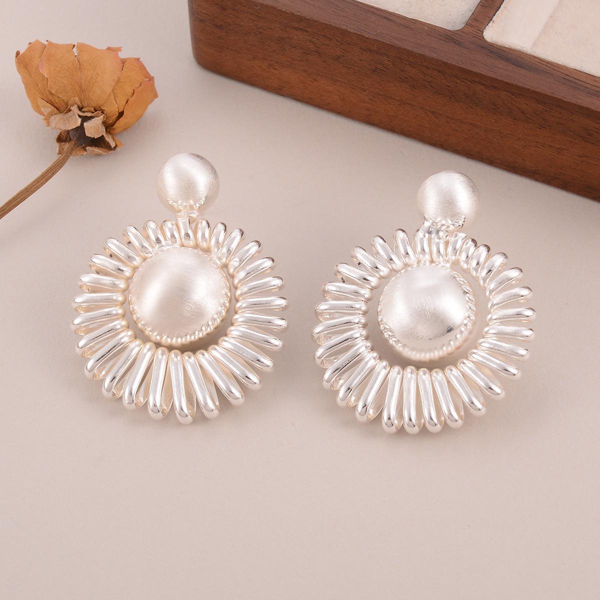 European and American exaggerated retro style metal sun distorted geometric earrings popular versatile ins style simple earrings
European and American exaggerated retro style metal sun distorted geometric earrings popular versatile ins style simple earrings